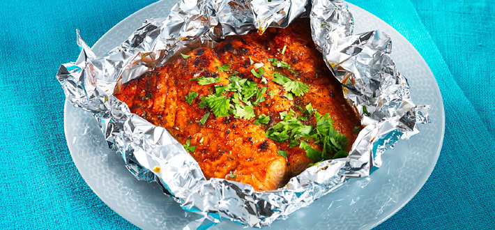 Harissa-broileririsottoa keltaisella lautasella puikkojen kanssa