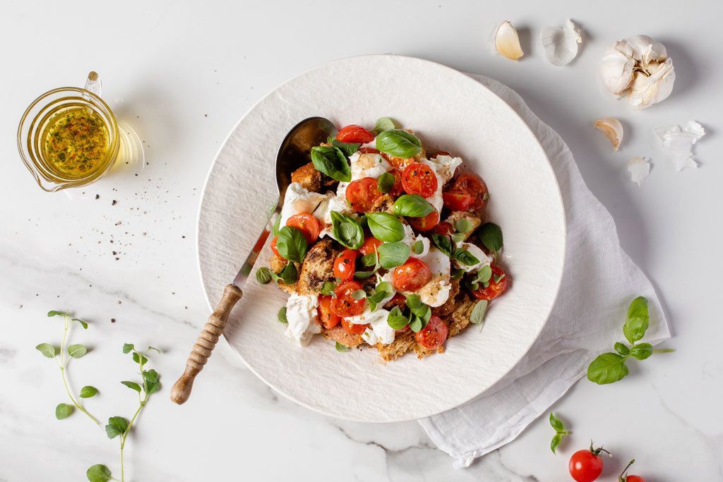 Toscanalainen leipäsalaatti