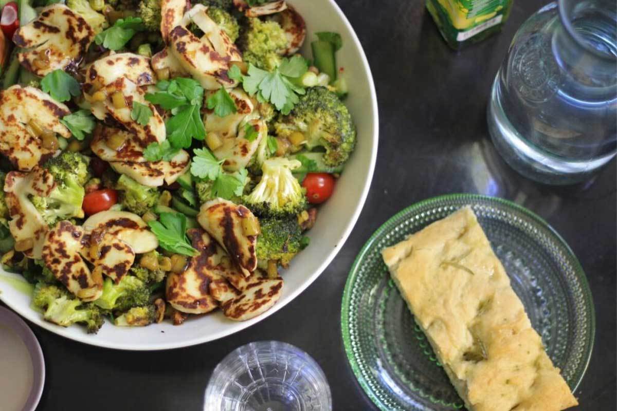 Parsakaali-halloumi -salaatti karamellisoidulla raparperilla