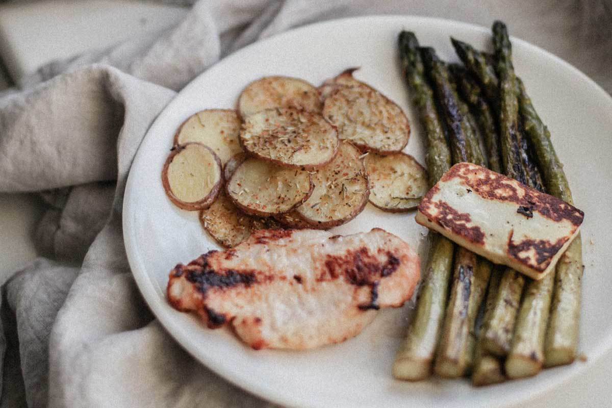 Uuniperunat, tankoparsaa, halloumia & kanaa (kasvissyöjille tofua)