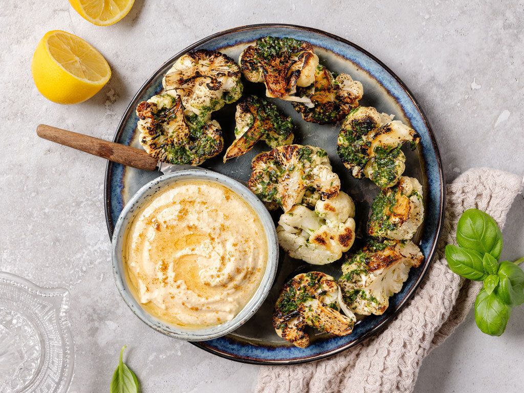 Grillattu kukkakaali ja hummus