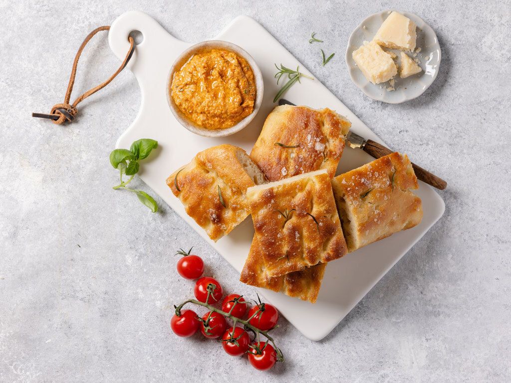 Yön yli kohotettu focaccia ja kirsikkatomaattipesto