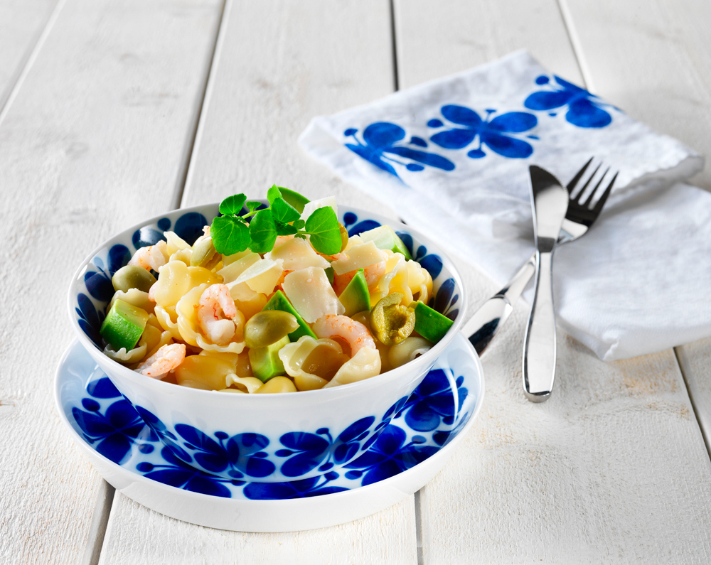 Herkullinen Ninan pasta valkosinisellä lautasella tarjolla