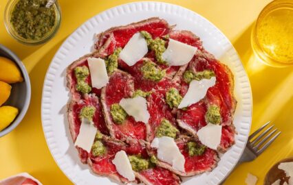 Grillattu nautacarpaccio ja salsa verde