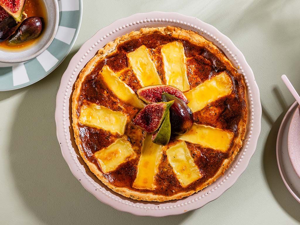 Briejuustopiirakka chilipohjalla & karamellisoitua viikunaa