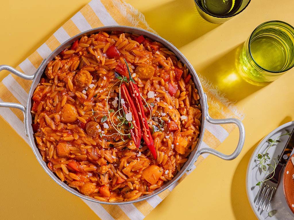 Yhden pannun tomaattinen kana-orzopasta