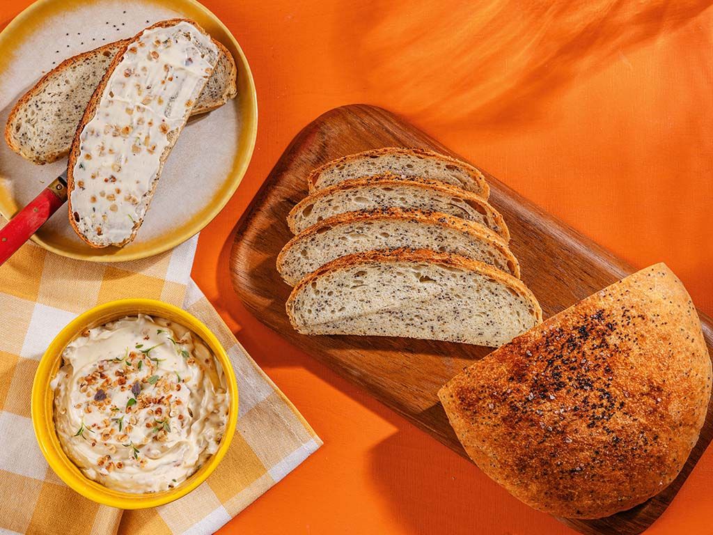 Unikonsiemenleipä ja paahdettu kauralevite