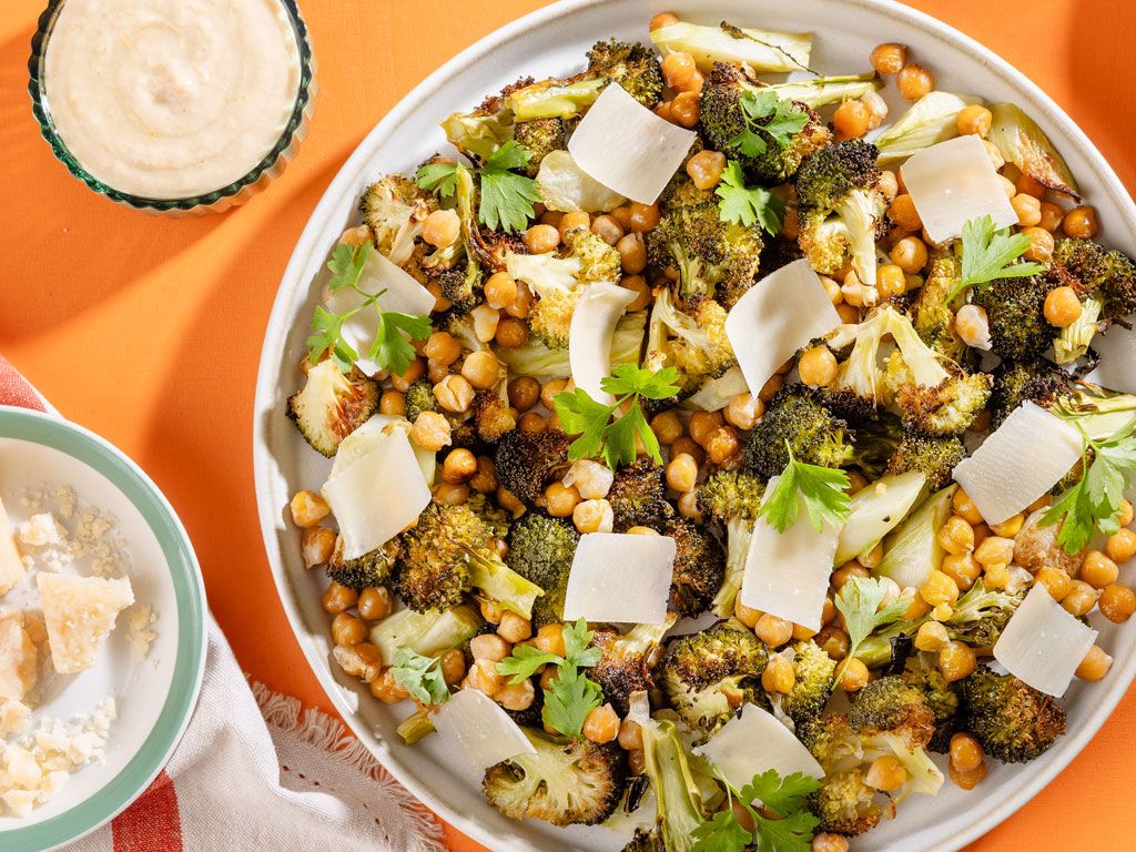 Paahdettu parsakaalisalaatti kikherneillä