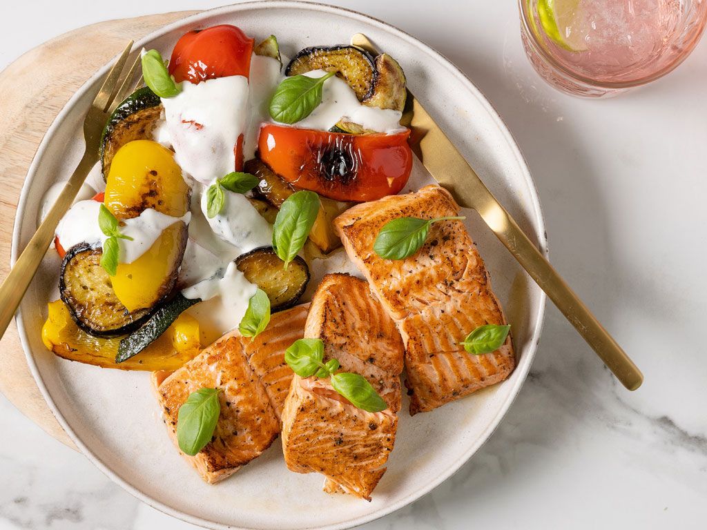 Paistettu lohi ja kasvikset sitruuna-jogurttikastikkeella