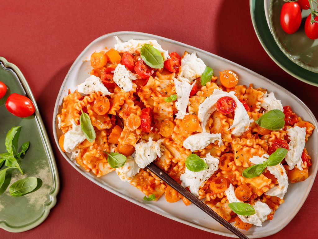 Pastasalaatti paahdetulla paprikakastikkeella ja mozzarellalla