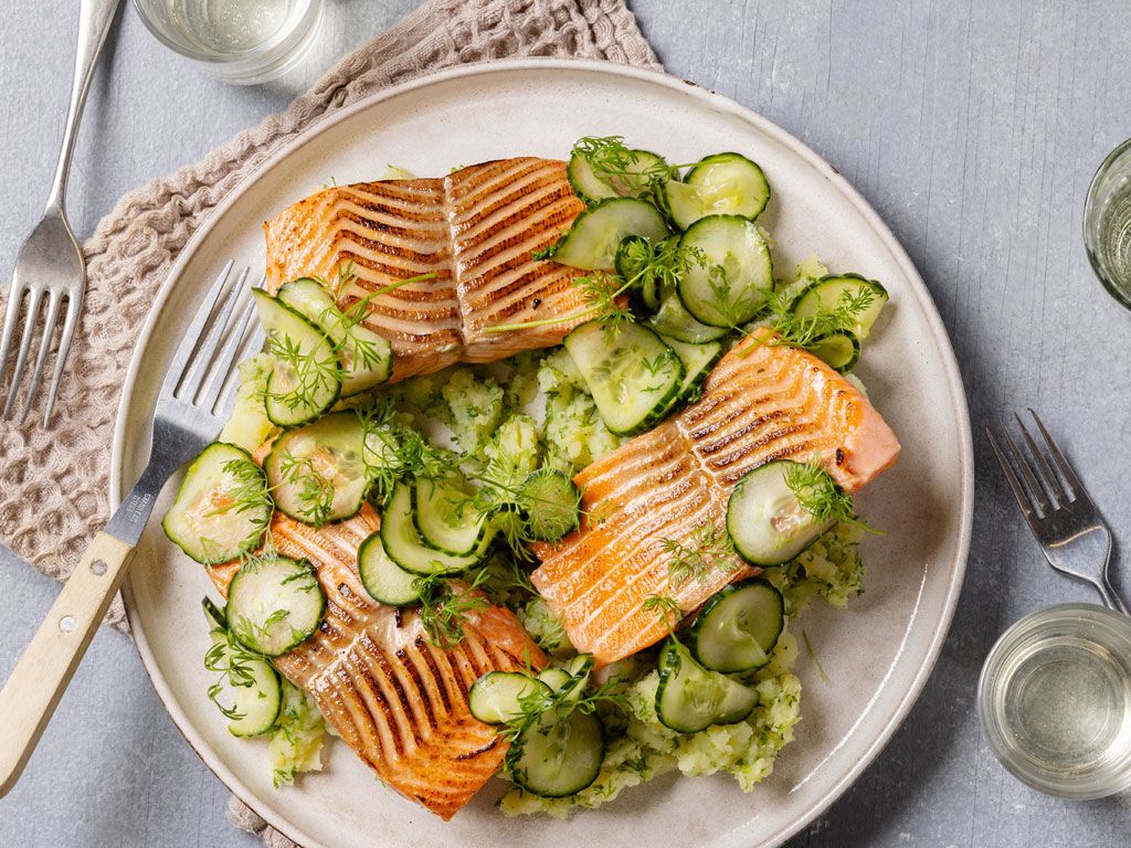 Paahdettua kirjolohta, murskattua tilliperunaa ja mummonkurkkuja