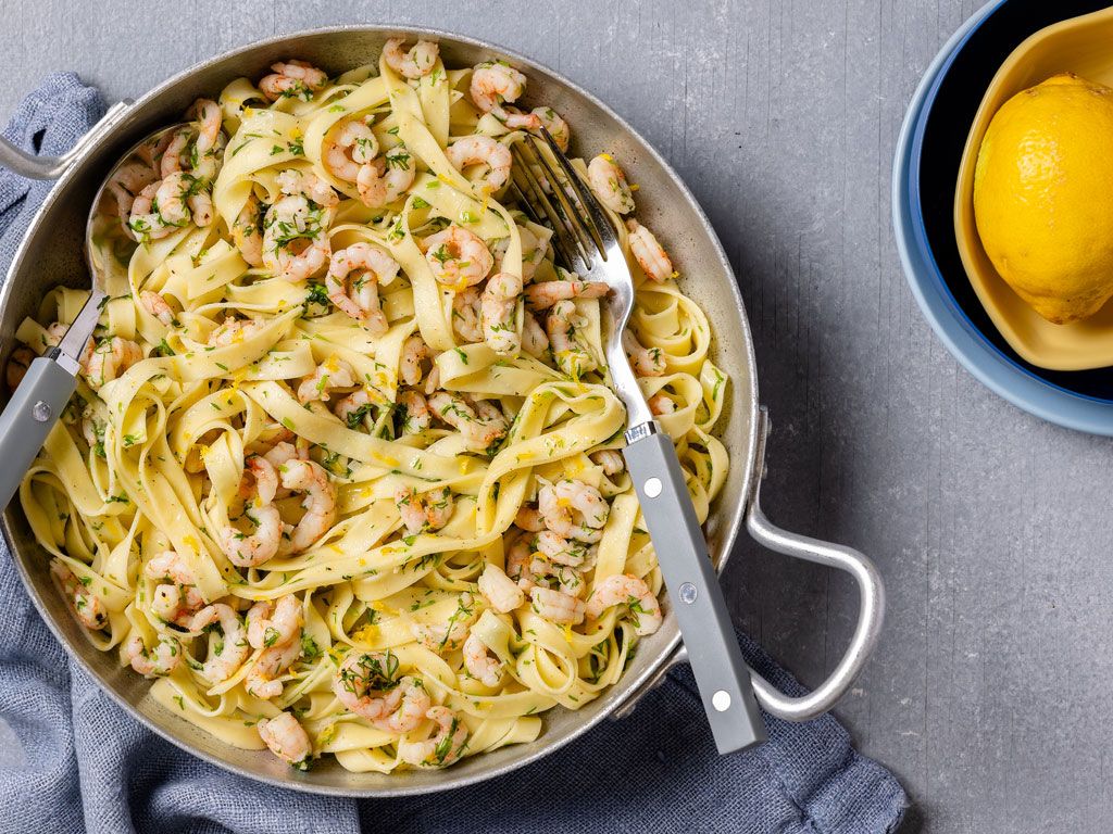 Tillillä maustettu katkarapupasta