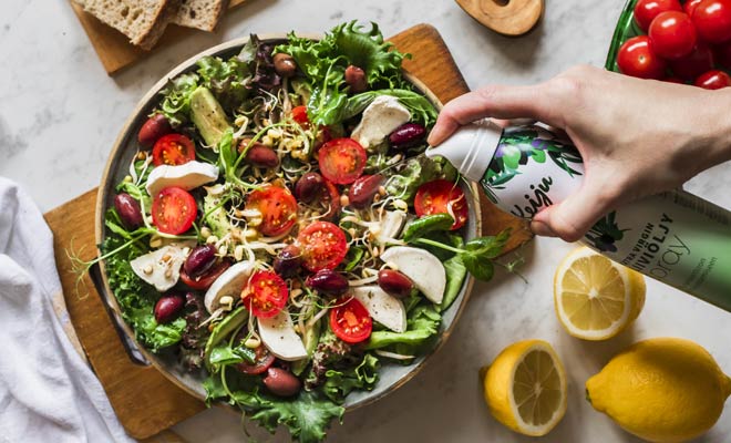 Raikas salaatti öljyllä osana terveellistä ruokavaliota